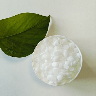 PEG-100 Stearate &amp; Glyceryl Stearate 9004-99-3&amp;123-94-4 المُستحلبات السطحيّة البيضاء إلى الكرات الصفراء للمستحضرات التجميليّة